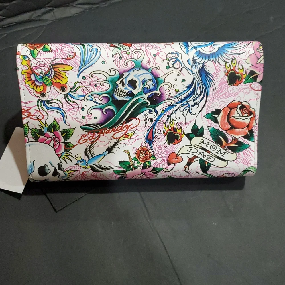 Ed Hardy white iconic Ed Hardy skull print and red roses imagery trifold wallet‎